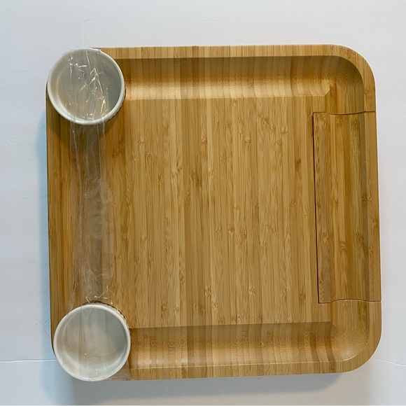 Smirly bamboo cheeseboard with ramekins and cheese knives - Picture 10 of 10